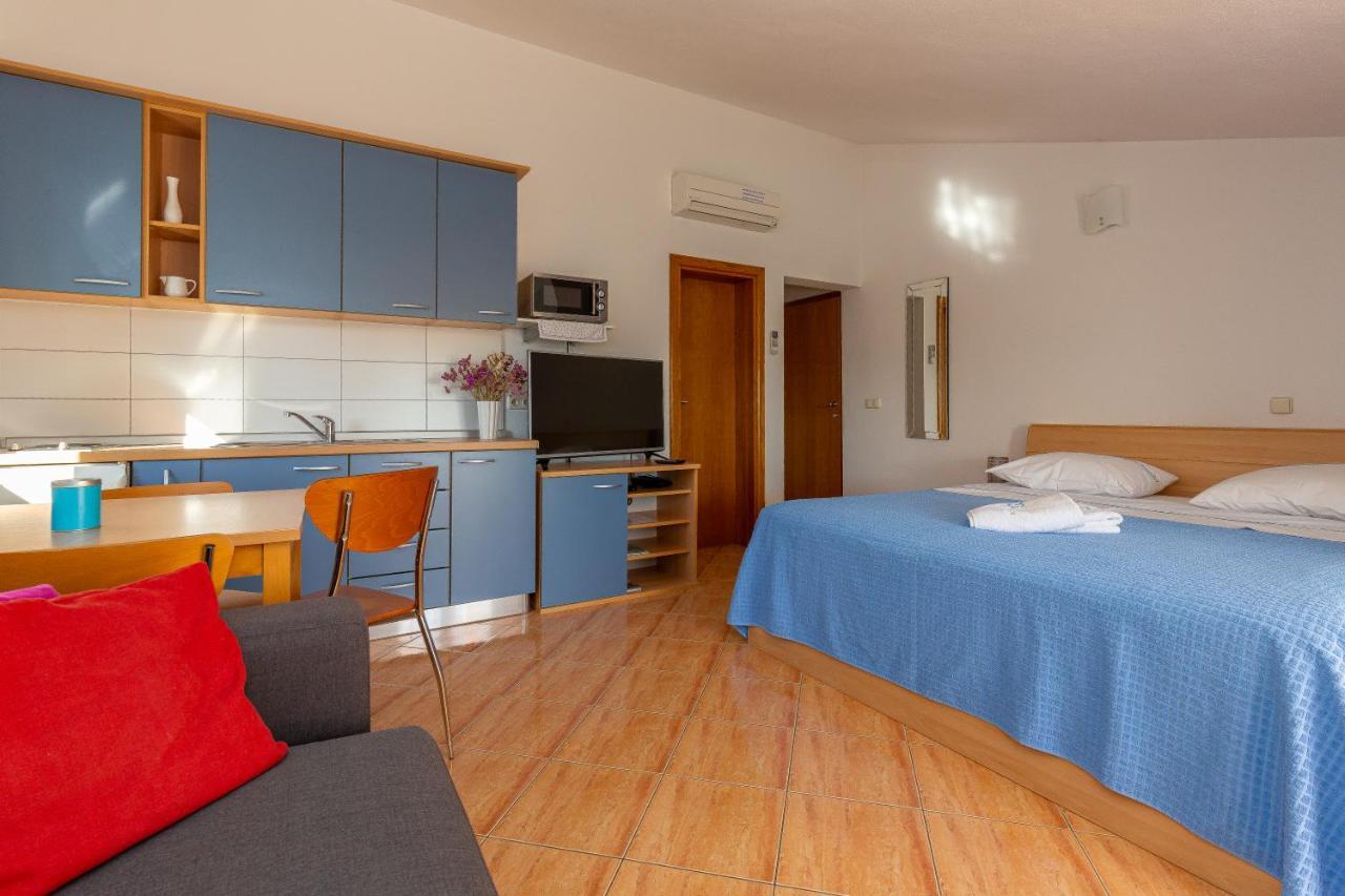 Apartments Dalmata Biograd Biograd Na Moru Exterior foto
