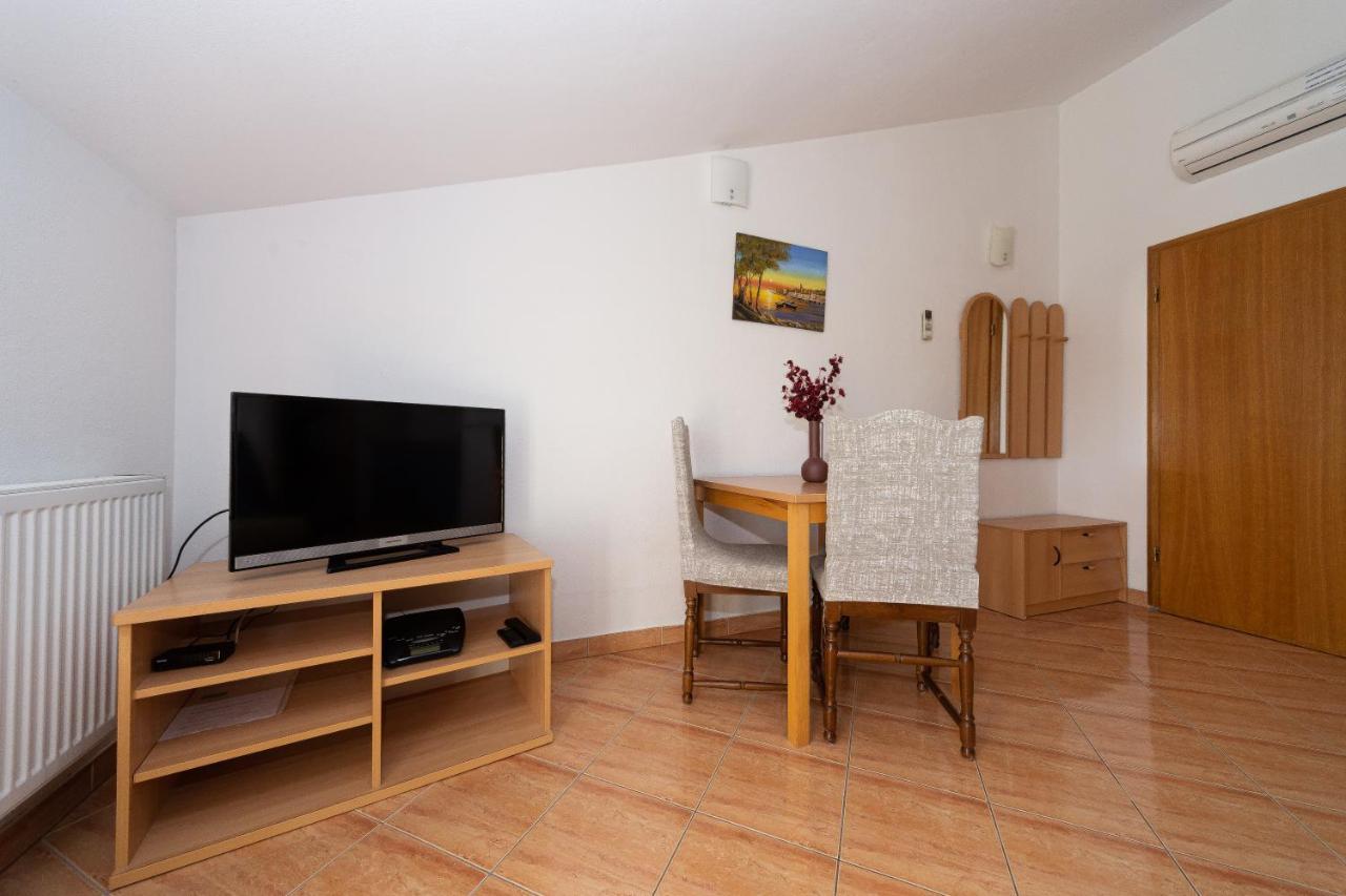 Apartments Dalmata Biograd Biograd Na Moru Exterior foto